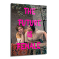 Klasik dönemde balkonda sohbet eden iki kadının resmedildiği bir tablonun üzerine parlak pembe renkte 'THE FUTURE IS FEMALE' (Gelecek Kadınların) yazısının eklendiği modern bir cam tablo.