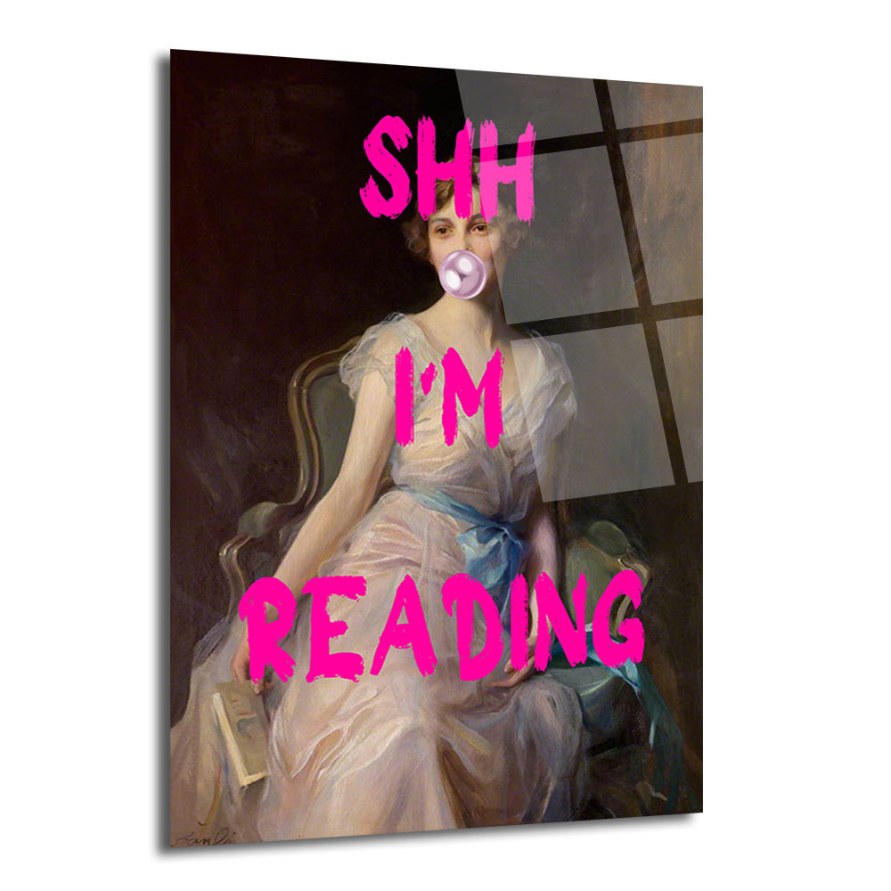 Klasik bir kadın portresinin üzerine pembe renkte 'SHH I'M READING' yazısı ve kadının pembe bir sakız çiğnediği modern sanat eseri cam tablo.
