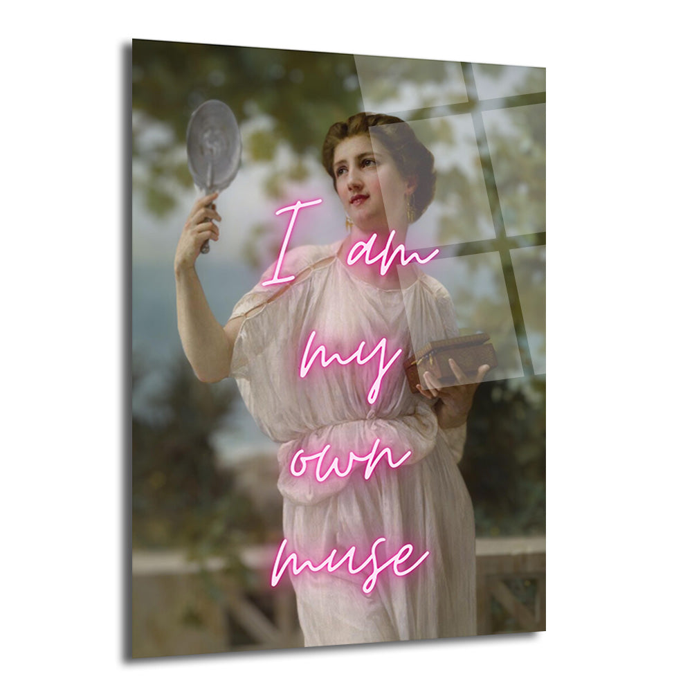 Klasik bir portre tablosunda, açık renk elbiseli bir kadının aynaya baktığı ve üzerinde neon pembe 'I am my own muse' yazısının olduğu cam tablo.