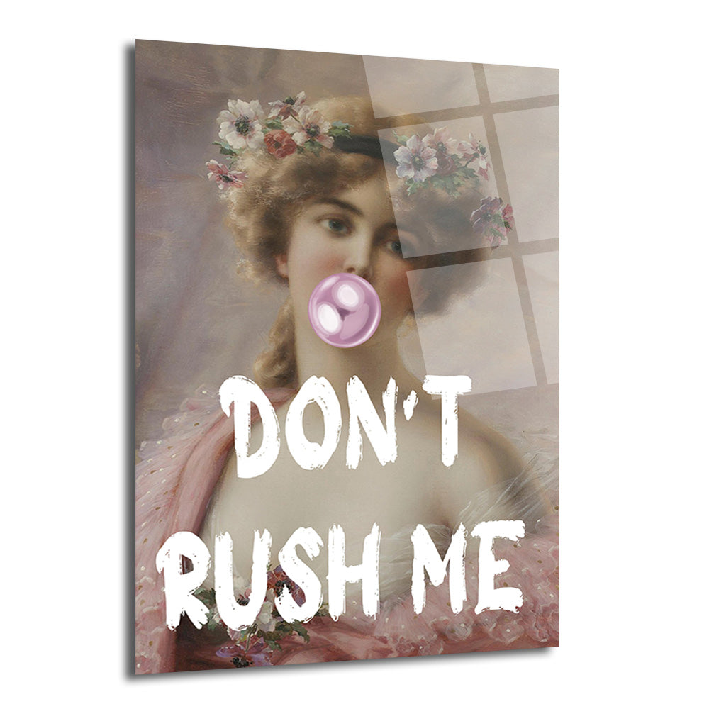 Klasik bir portre stilinde çizilmiş, saçlarında çiçekler olan genç bir kadının pembe balon sakız çiğnerken ve altında 'DON'T RUSH ME' yazısının olduğu cam tablo. Arka plan pastel tonlarda.