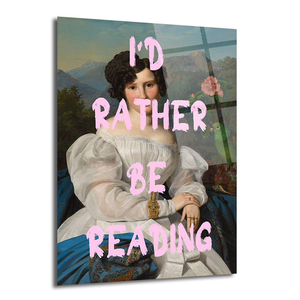 Klasik bir kadın portresinin üzerine pembe fırça darbesiyle "I'D RATHER BE READING" (Okumayı Tercih Ederim) yazılmış, dağ manzaralı arka planı olan modern cam tablo.