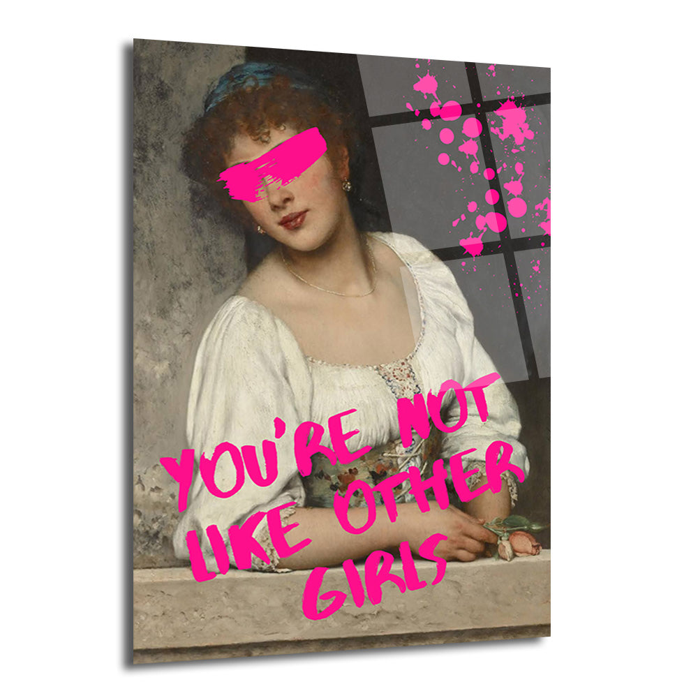 Gözleri pembe bir fırça darbesiyle kapatılmış, klasik bir portre tablosu üzerine parlak pembe 'YOU'RE NOT LIKE OTHER GIRLS' yazısı ve boya sıçramaları bulunan modern bir cam tablo.