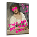 Gözleri pembe bir fırça darbesiyle kapatılmış, klasik bir portre tablosu üzerine parlak pembe 'YOU'RE NOT LIKE OTHER GIRLS' yazısı ve boya sıçramaları bulunan modern bir cam tablo.