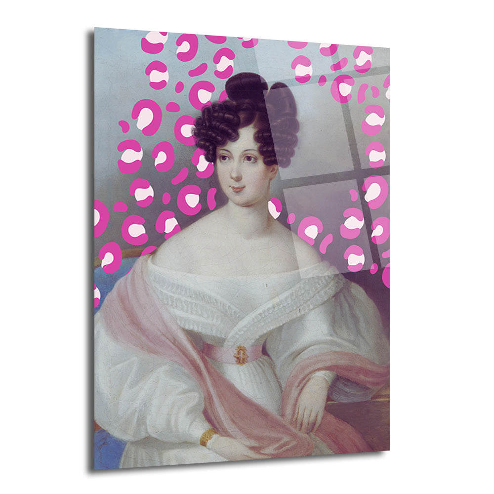 Pembe leopar desenli modern bir arka plana sahip, beyaz elbiseli ve topuz saçlı, klasik bir kadın portresi gösteren Glazella cam tablo.