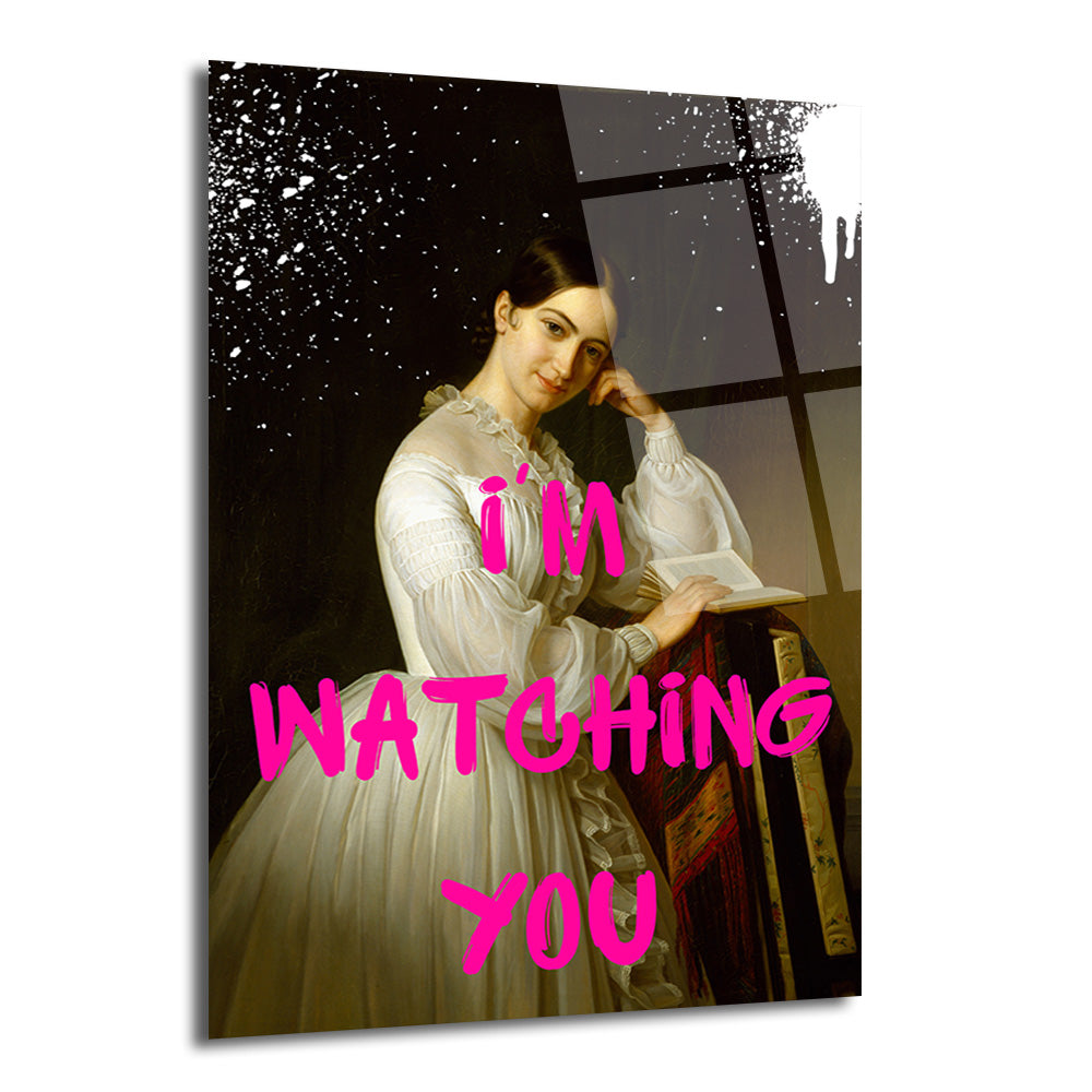 Klasik bir kadın portresi üzerine pembe 'I'M WATCHING YOU' yazısı ve beyaz boya sıçramaları eklenmiş modern sanat eseri cam tablo.