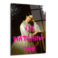 Klasik bir kadın portresi üzerine pembe 'I'M WATCHING YOU' yazısı ve beyaz boya sıçramaları eklenmiş modern sanat eseri cam tablo.