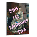 Klasik bir kadın portresi üzerine pembe 'SHH I'M DRINKING TEA' yazılı cam tablo, kadının elinde bir çay fincanı ve kitap tuttuğu görülüyor.