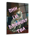 Klasik bir kadın portresi üzerine pembe 'SHH I'M DRINKING TEA' yazılı cam tablo, kadının elinde bir çay fincanı ve kitap tuttuğu görülüyor.