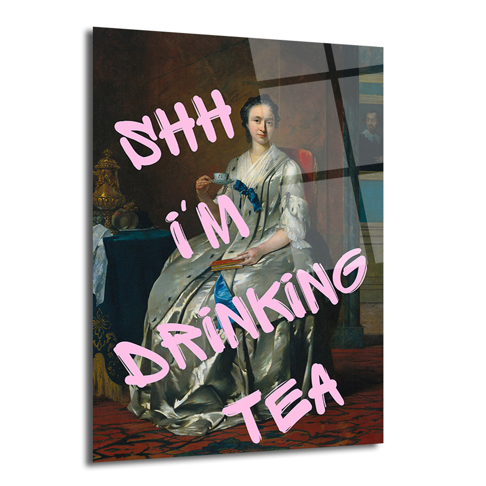 Klasik bir kadın portresi üzerine pembe 'SHH I'M DRINKING TEA' yazılı cam tablo, kadının elinde bir çay fincanı ve kitap tuttuğu görülüyor.