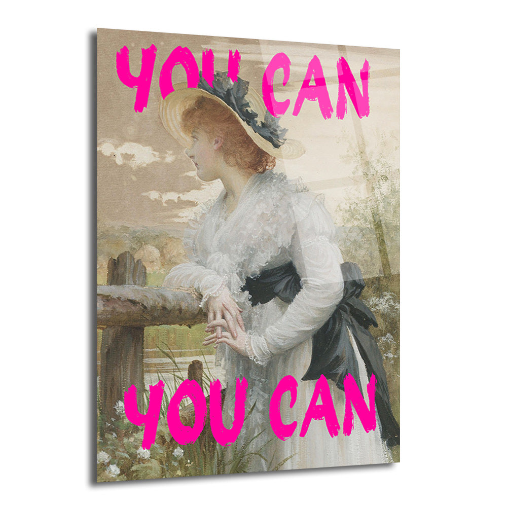 Şapkalı, beyaz dantelli elbiseli klasik bir kadın portresi üzerine parlak pembe renkte "YOU CAN YOU CAN" yazısı bulunan modern cam tablo. Kadın bir çite yaslanmış, düşünceli bir ifadeyle sağa bakıyor.