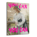 Şapkalı, beyaz dantelli elbiseli klasik bir kadın portresi üzerine parlak pembe renkte "YOU CAN YOU CAN" yazısı bulunan modern cam tablo. Kadın bir çite yaslanmış, düşünceli bir ifadeyle sağa bakıyor.