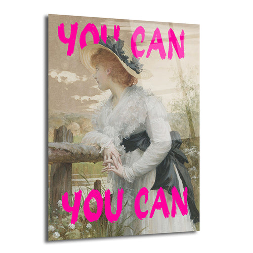 Şapkalı, beyaz dantelli elbiseli klasik bir kadın portresi üzerine parlak pembe renkte "YOU CAN YOU CAN" yazısı bulunan modern cam tablo. Kadın bir çite yaslanmış, düşünceli bir ifadeyle sağa bakıyor.