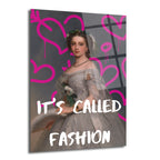 Gri arka plan üzerinde klasik beyaz elbiseli bir kadın portresinin üzerine pembe kalp graffitileri ve "IT'S CALLED FASHION" yazısı ile modern bir cam tablo.