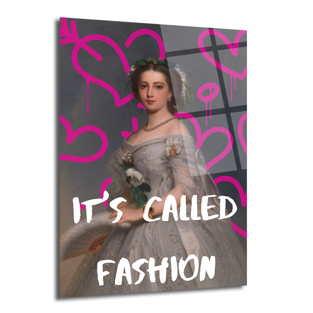 Gri arka plan üzerinde klasik beyaz elbiseli bir kadın portresinin üzerine pembe kalp graffitileri ve "IT'S CALLED FASHION" yazısı ile modern bir cam tablo.