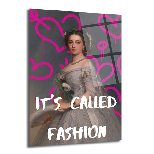 Gri arka plan üzerinde klasik beyaz elbiseli bir kadın portresinin üzerine pembe kalp graffitileri ve "IT'S CALLED FASHION" yazısı ile modern bir cam tablo.