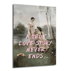 Nehir kenarında klasik giysili iki kadının resmedildiği, üzerinde pembe harflerle 'A TRUE LOVE STORY NEVER ENDS' yazan, pastel tonlarda bir cam duvar sanatı.