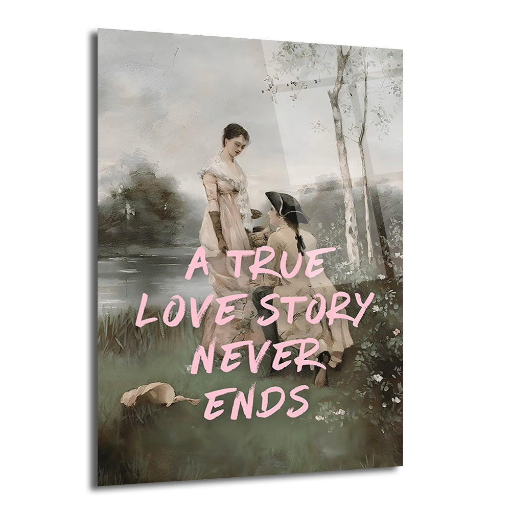Nehir kenarında klasik giysili iki kadının resmedildiği, üzerinde pembe harflerle 'A TRUE LOVE STORY NEVER ENDS' yazan, pastel tonlarda bir cam duvar sanatı.