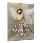 Kanatlı, yay ve ok tutan klasik Kupid tablosunun üzerine pembe renkte 'IT'S MY FAVORITE WORK' yazısı işlenmiş modern cam tablo. Bulutlu bir gökyüzü fonunda Kupid gülümsüyor.