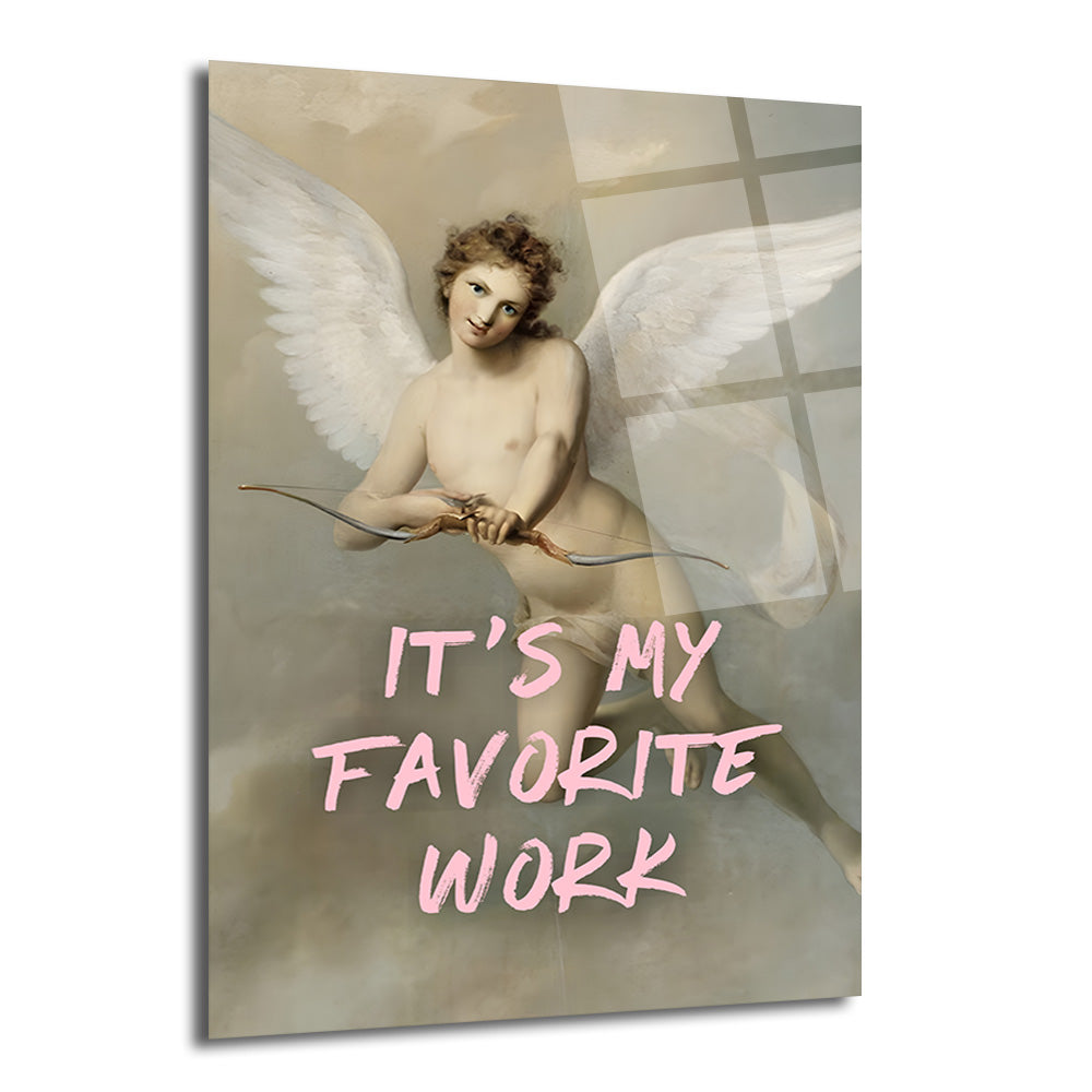 Kanatlı, yay ve ok tutan klasik Kupid tablosunun üzerine pembe renkte 'IT'S MY FAVORITE WORK' yazısı işlenmiş modern cam tablo. Bulutlu bir gökyüzü fonunda Kupid gülümsüyor.
