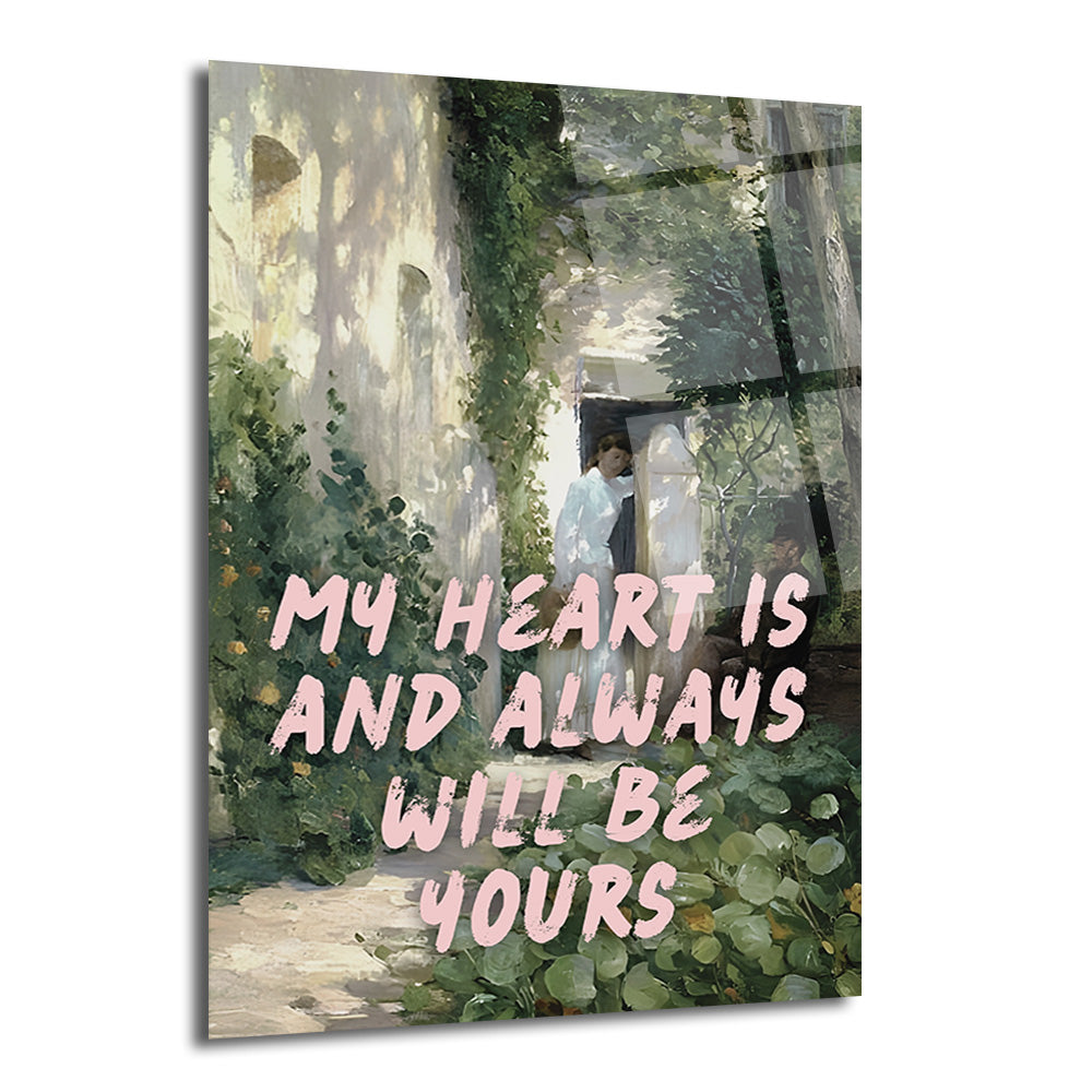 Üzerinde 'MY HEART IS AND ALWAYS WILL BE YOURS' yazan pembe bir mesajın bulunduğu, yemyeşil bitkilerle çevrili eski bir evde duran beyaz elbiseli bir kadını gösteren romantik ve sanatsal cam tablo.