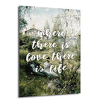 Yeşil bir doğa manzarasında oturan şapkalı bir çiftin resmedildiği, üzerinde 'where there is love there is life' yazan romantik cam tablo. Resimde bir erkek kitap okurken, bir kadın yanında oturuyor ve arka planda bir ev ile ağaçlar görünüyor.
