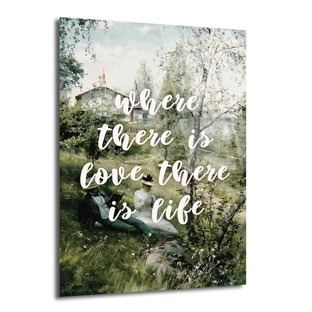 Yeşil bir doğa manzarasında oturan şapkalı bir çiftin resmedildiği, üzerinde 'where there is love there is life' yazan romantik cam tablo. Resimde bir erkek kitap okurken, bir kadın yanında oturuyor ve arka planda bir ev ile ağaçlar görünüyor.