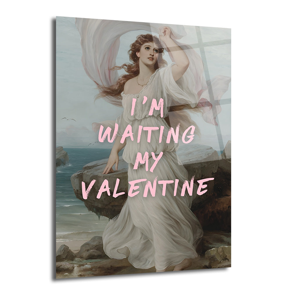 Sahilde kayalıkların üzerinde beyaz, uçuşan elbiseli, kahverengi saçlı, zarif bir kadının resmedildiği, üzerinde pembe harflerle 'I'M WAITING MY VALENTINE' yazan cam tablo.