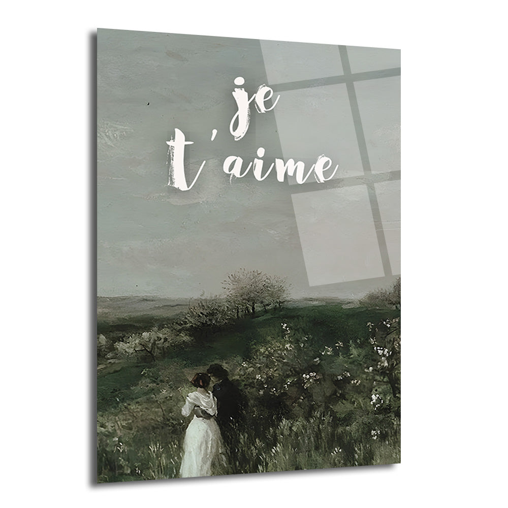 Gri ve yeşil tonların hakim olduğu, 'je t'aime' yazısıyla süslenmiş, yemyeşil bir arazide birbirine sarılmış romantik bir çifti betimleyen cam tablo.