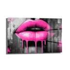 Pembe Dudaklar: Pop Art Ruhuyla Modern Cam Tablo. Siyah beyaz graffiti arka plan üzerinde parlak pembe dudakların ve akışkan boya damlalarının yer aldığı, modern ve cesur bir duvar sanatı.