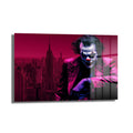Joker'in Şehirdeki İzi: Kırmızı Gotham Temalı Temperli Cam Tablo, Joker'in kırmızı ve mor tonlarında Gotham silüeti önünde gizemli duruşunu gösteren, modern ve dayanıklı bir duvar dekorasyonu.