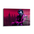 Joker Efsanesi: Gotham Şehri Temalı Sanatsal Cam Tablo, mor ve magenta tonlarında, Gotham silüeti önünde melankolik duruşuyla Joker'i betimleyen dekoratif bir duvar sanatı.