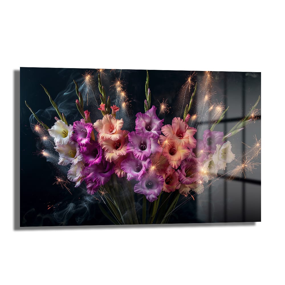 Koyu fon üzerinde mor, pembe, şeftali ve beyaz gladiolus çiçeklerinin pırıltılı ışık efektleri ve hafif dumanla canlı bir kompozisyon oluşturduğu Işıltılı Gladiolus Buketi Cam Tablosu.