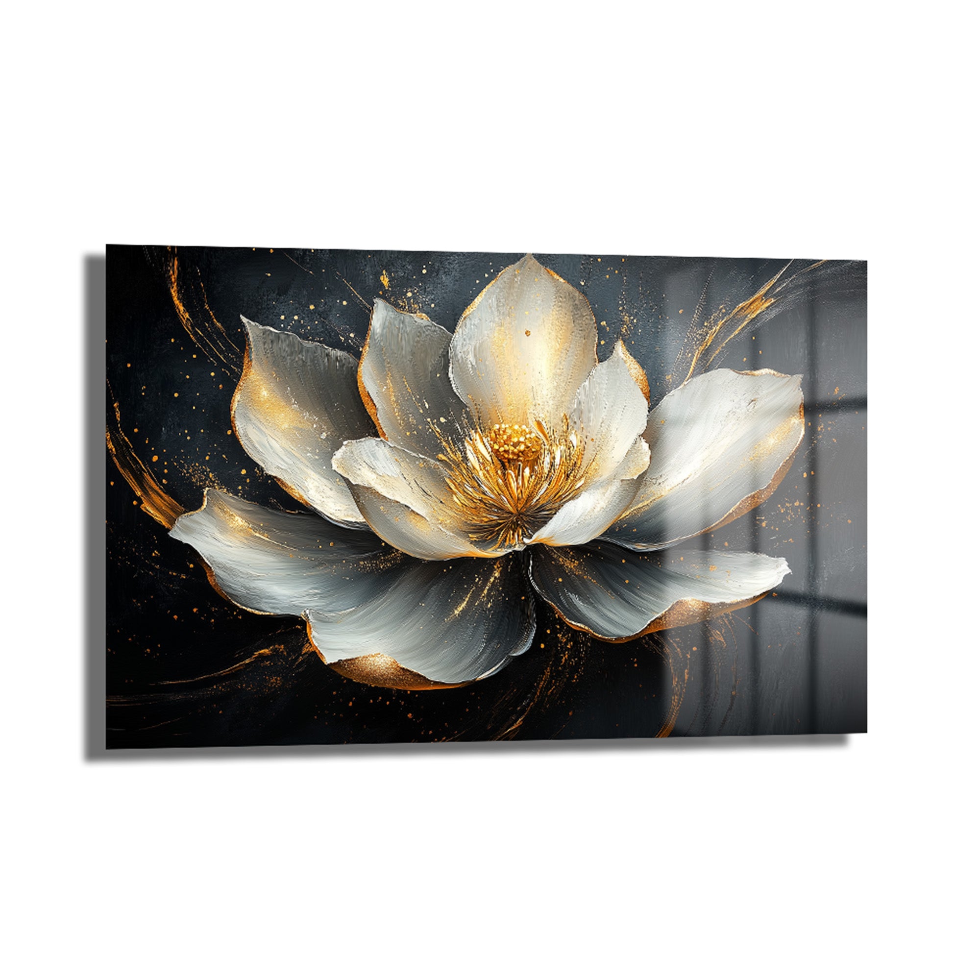 Altın Dokunuşlu Lotus Zarafeti: Modern Lüks Çiçek Cam Tablo ürününü betimleyen, koyu fon üzerinde altın ve beyaz renklerde parlayan lotus çiçeği detaylı, modern ve lüks bir cam duvar sanatı.