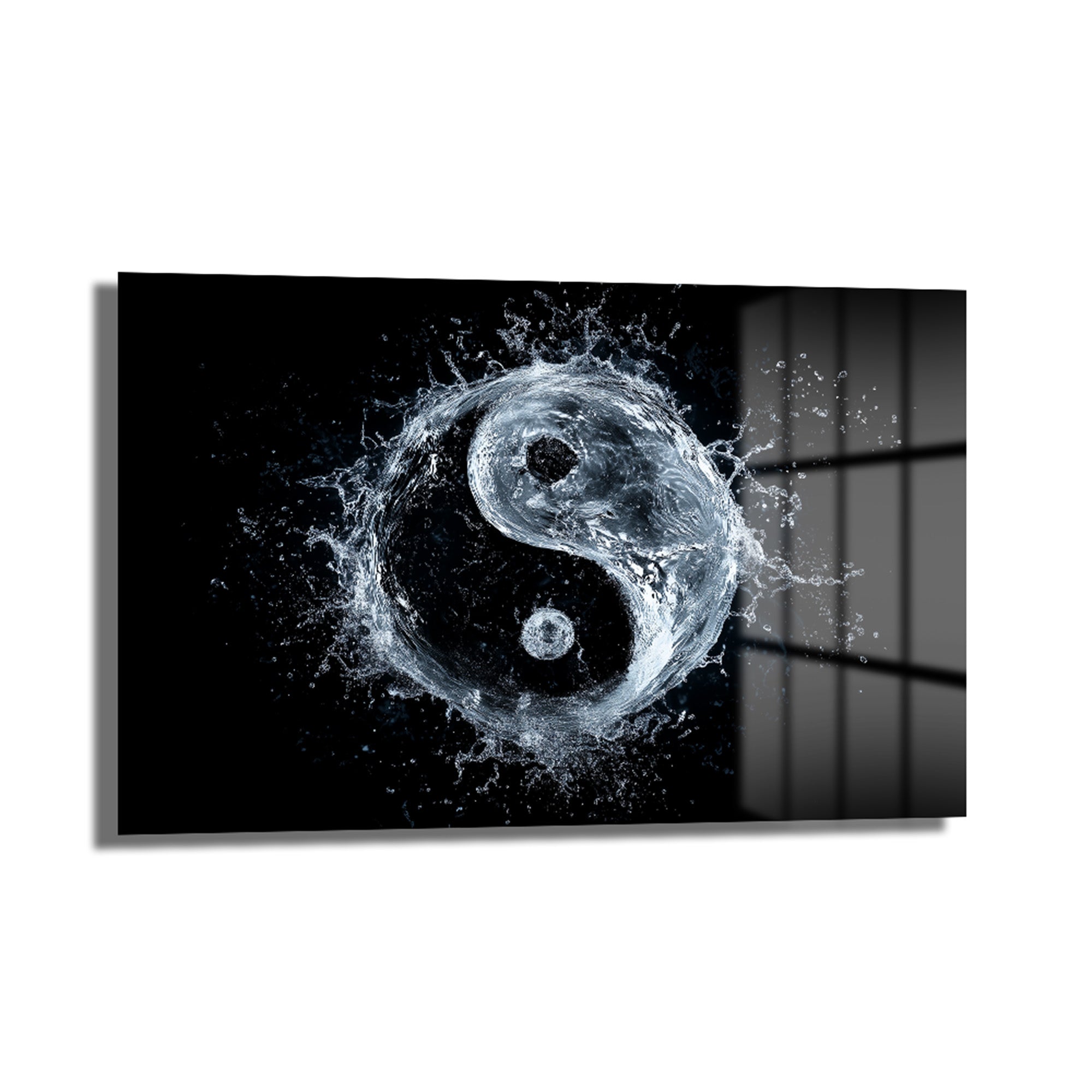 Siyah bir zeminde su damlalarıyla oluşturulmuş, modern ve soyut Dinamik Su Yin Yang: Modern Denge Temalı Temperli Cam Tablo.