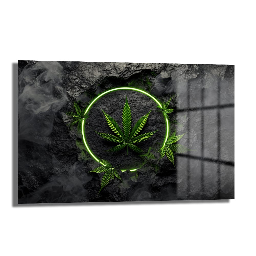 Neon Işıklı Kenevir Yaprağı Modern Cam Tablo, koyu dokulu arka plan üzerinde parlayan neon yeşil halka ve kenevir yaprağı motifini, gizemli duman ve küçük yaprak detaylarıyla modern bir atmosferde sergiliyor.