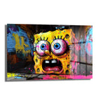 Sünger Bob'un Şaşkınlığı: Urban Graffiti Cam Tablo, şaşkın Sünger Bob'u canlı sarı, pembe ve mavi graffiti detaylarıyla modern bir cam tablo üzerinde gösteriyor.