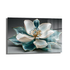 Aqua Lotus Zarafeti: Altın Detaylı Modern Cam Tablo, beyaz ve turkuaz tonlarında, altın çizgilerle süslenmiş lotus çiçeği motifine sahip, ortasında pırıltılı açık mavi taş detayı bulunan, modern ve zarif bir temperli cam duvar tablosu.