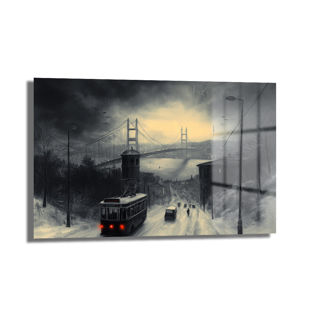 İstanbul'da Kış Akşamı: Nostaljik Tramvaylı Temperli Cam Tablo. Karlı bir İstanbul akşamını, Boğaz Köprüsü'nü, kırmızı ışıklı nostaljik tramvayı ve dramatik ışık oyunlarını gösteren, 4mm temperli cam üzerine UV baskı yapılmış modern sanat eseri.