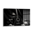 Siyah Beyaz Akorlar: Klasik Gitar ve Güller Cam Tablo, siyah beyaz tonlarda klasik bir gitarın ve zarif beyaz güllerin resmedildiği, duvar dekorasyonu için ideal temperli cam tablo.