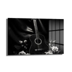 Siyah Beyaz Akorlar: Klasik Gitar ve Güller Cam Tablo, siyah beyaz tonlarda klasik bir gitarın ve zarif beyaz güllerin resmedildiği, duvar dekorasyonu için ideal temperli cam tablo.