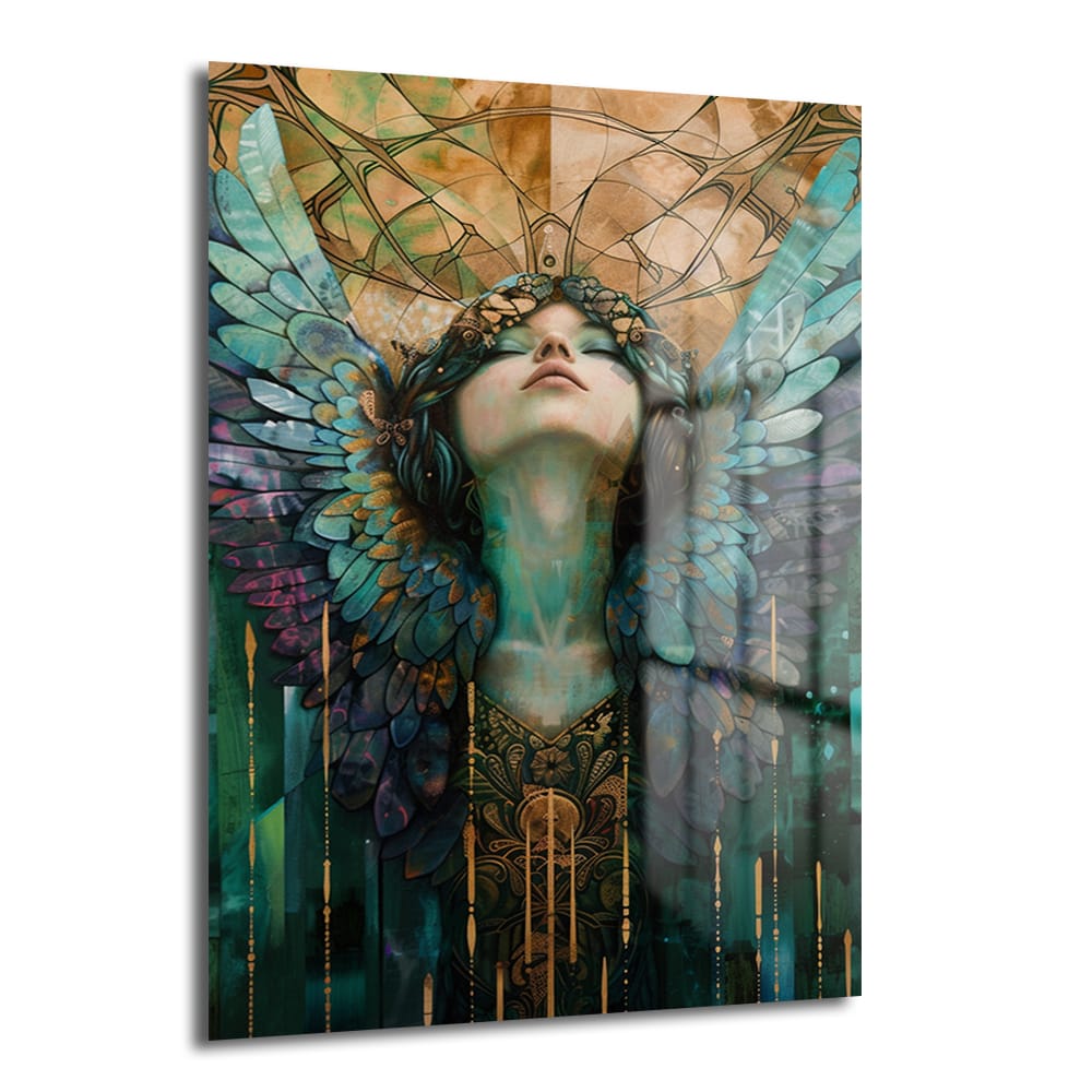 Ethereal Kanatlar: Mistik Ruhların Çağrısı Cam Tablo, teal, derin yeşil ve altın tonlarında ruhani bir figürün kanatlarla yükselişini betimleyen, 4mm temperli camdan yapılmış modern bir duvar sanatı eseridir.