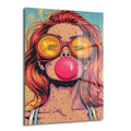 Pop Art Sakız Balonlu Kız: Canlı ve Asi Ruh Cam Tablo, kırmızı saçlı, turuncu gözlüklü, pembe sakız balonu üfleyen genç bir kızın pop art tarzı, canlı renklerdeki dekoratif cam tablosu.