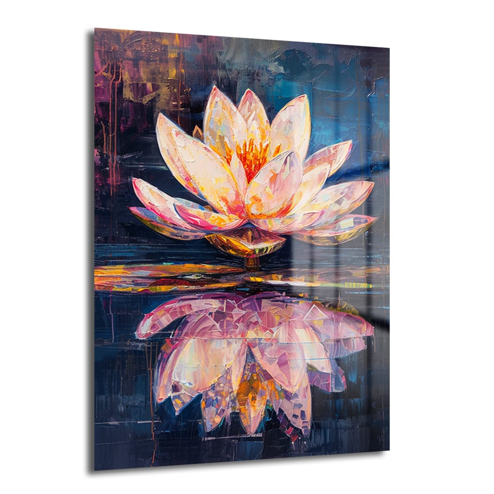 Gizemli Lotus Çiçeği: Su Üzerinde Modern Sanat Cam Tablo, koyu mavi-mor arka plan üzerinde narin pembe, sarı ve turuncu tonlarında, suyun dingin yüzeyinde açan bir lotus çiçeğini ve yansımasını modern sanat tarzında gösteren, 4mm temperli cam üzerine UV baskılı dekoratif bir duvar tablosu.
