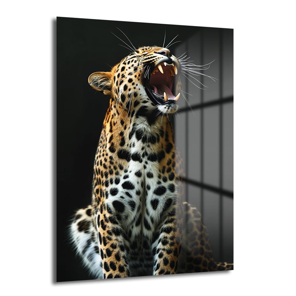 Leopar'ın Kükreyişi: Vahşi Gücü Yansıtan Temperli Cam Tablo, kükreyen bir leopar portresini gösteren modern, 4mm temperli cam bir duvar sanatı. Canlı renkler ve detaylarla vahşi doğanın gücünü yansıtan bu eser, salon ve ofis gibi mekanlar için idealdir.