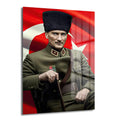 Askeri üniformalı Gazi Mustafa Kemal Atatürk'ün ve dalgalanan şanlı Türk Bayrağı'nın yer aldığı, milli ruhu yansıtan, Glazella marka 'Atatürk ve Şanlı Türk Bayrağı: Milli Ruh Cam Tablo' ürünü.