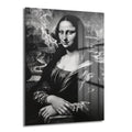 Asi Mona Lisa: Siyah Beyaz Modern Temperli Cam Tablo, sigara içen Mona Lisa figürünü modern ve asi bir tarzda siyah beyaz olarak gösteren temperli cam duvar sanatı.
