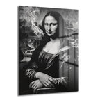 Asi Mona Lisa: Siyah Beyaz Modern Temperli Cam Tablo, sigara içen Mona Lisa figürünü modern ve asi bir tarzda siyah beyaz olarak gösteren temperli cam duvar sanatı.