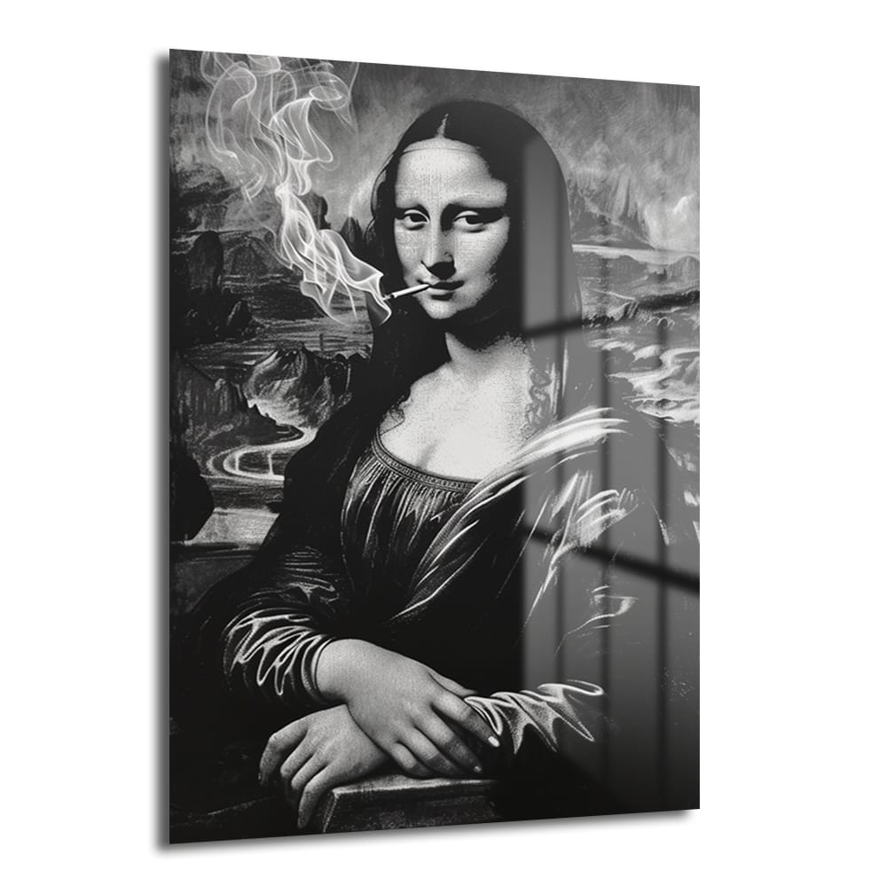 Asi Mona Lisa: Siyah Beyaz Modern Temperli Cam Tablo, sigara içen Mona Lisa figürünü modern ve asi bir tarzda siyah beyaz olarak gösteren temperli cam duvar sanatı.