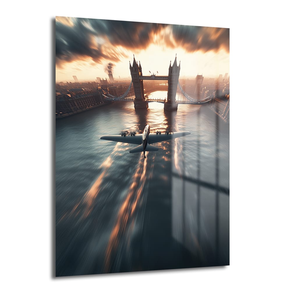 Dramatik Londra Uçuşu: Tower Bridge ve Gün Batımı Cam Tablo, Tower Bridge üzerinde gün batımında süzülen vintage bir uçağı ve Thames Nehri'nin kızıl yansımalarını gösteren modern bir duvar dekoru.