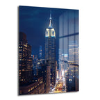 Empire State Gecesi: New York Şehir Manzaralı Cam Tablo, New York şehrinin gece silüetini ve parlayan Empire State Binası'nı gösteren, temperli cam üzerine UV baskılı modern bir duvar dekorasyonu.